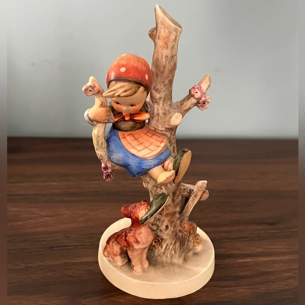 Charming‎ Figurine, out of danger with Child and Dog